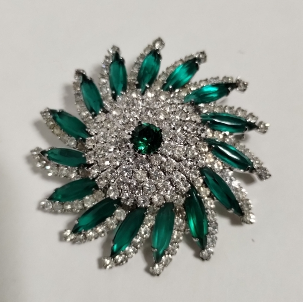 Vintage Kramer Emerald Green Glass Clear Crystal Rhinestone Swirl Brooch Signed